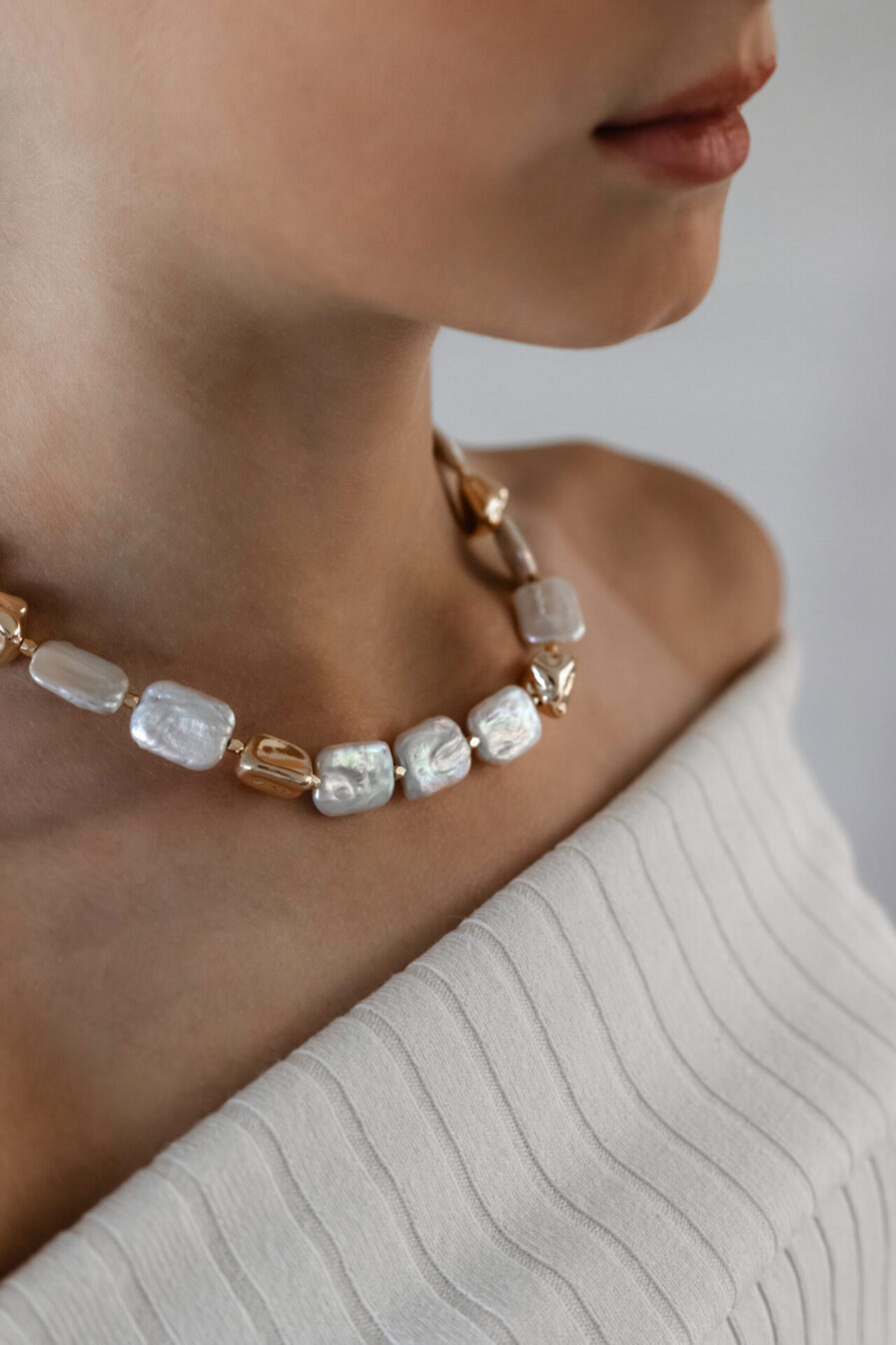 Buckle freshwater pearl necklace